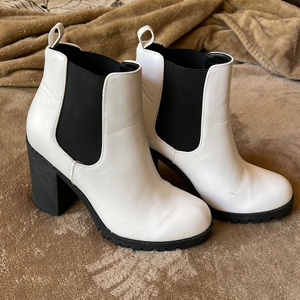 WHITE BOOTIES